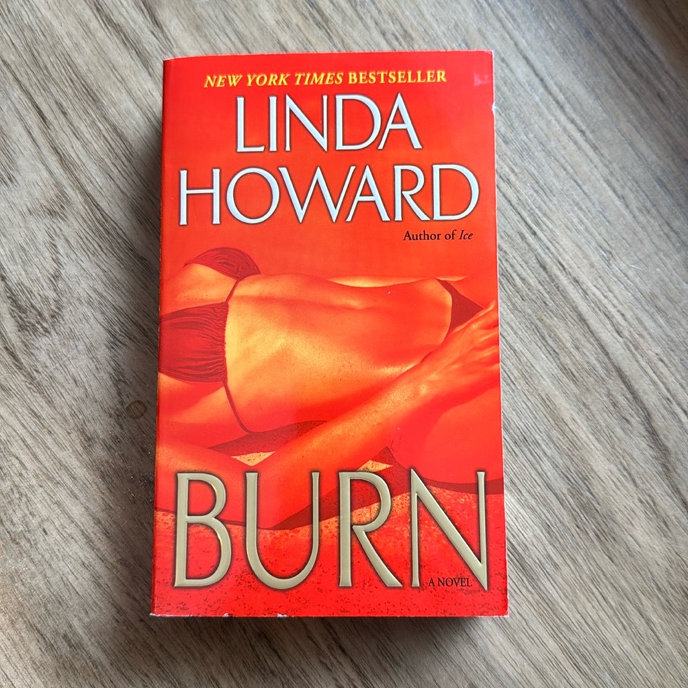 Paperback Linda Howard Burn (Romantic Thriller)
